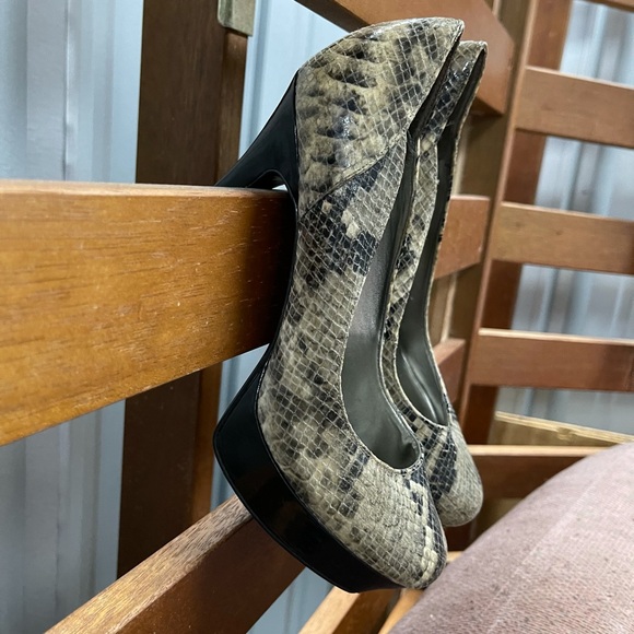 ➡️ !BOGO! ⬅️ GUESS Snake Skin Platform Pumps/ Used - Picture 3 of 15
